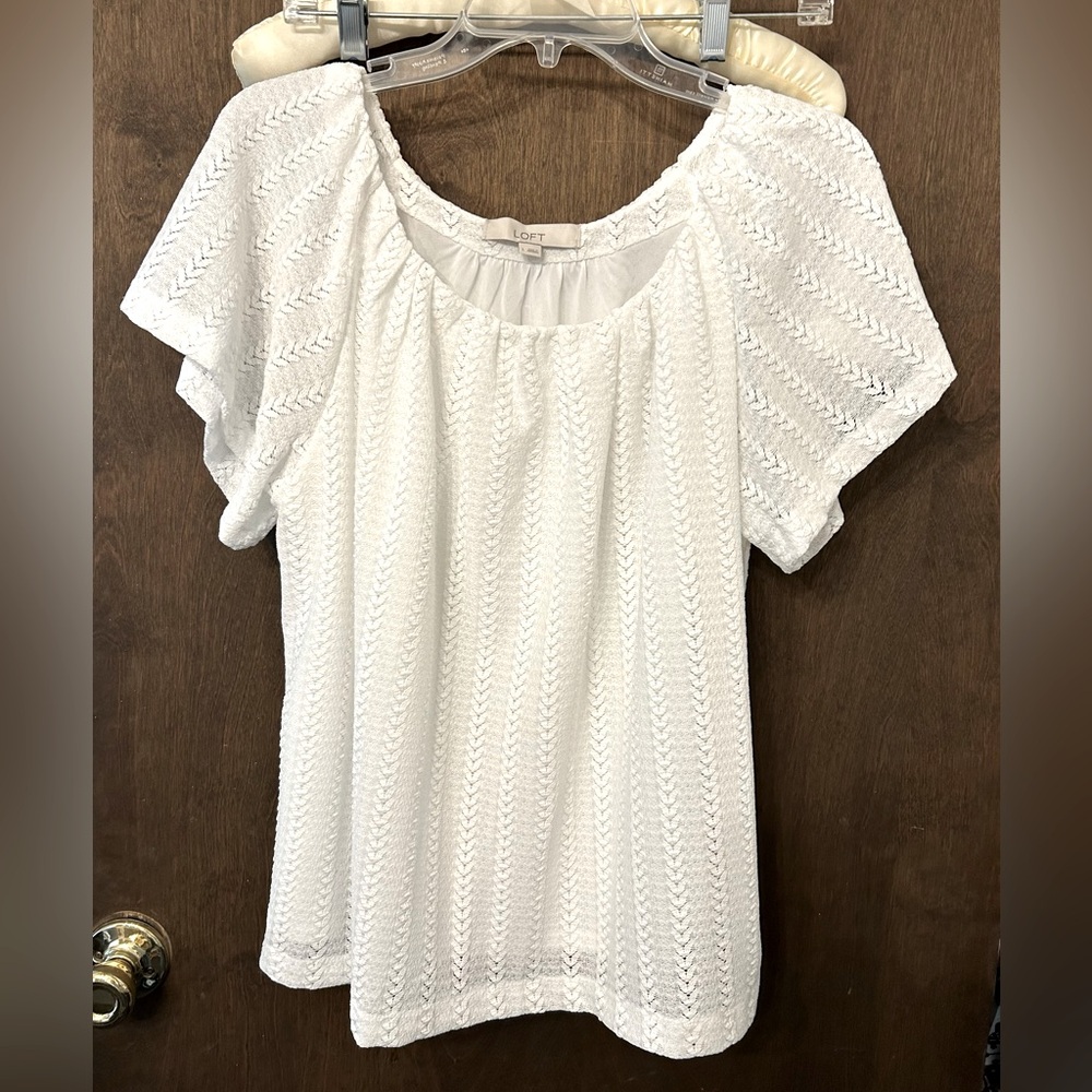 Women’s top from Loft -Large. White short sleeves & lined. Very cute.